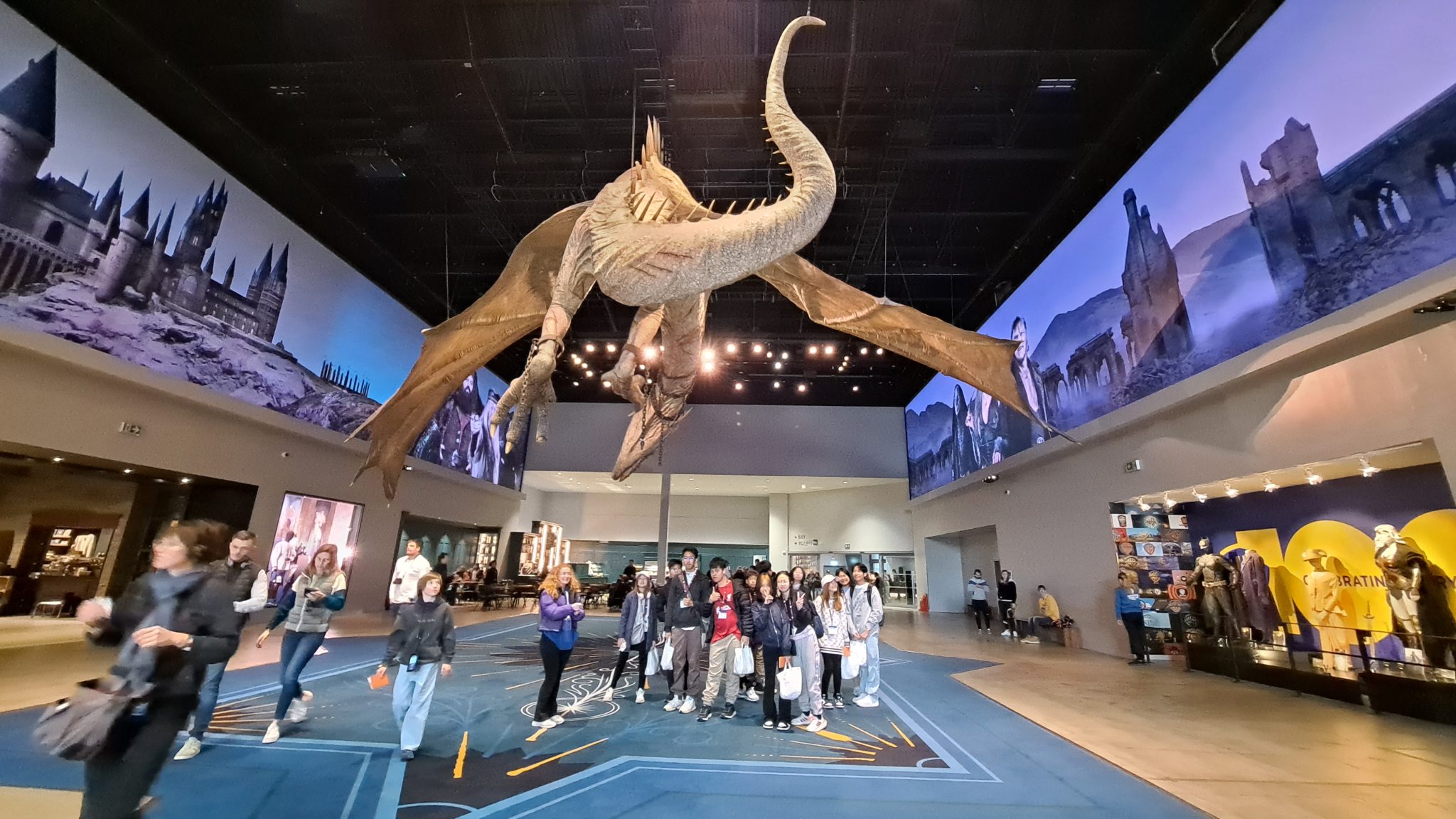 Summer Camp จะได้ไปเที่ยว Student were at the main hall of Harry Potter Studio.